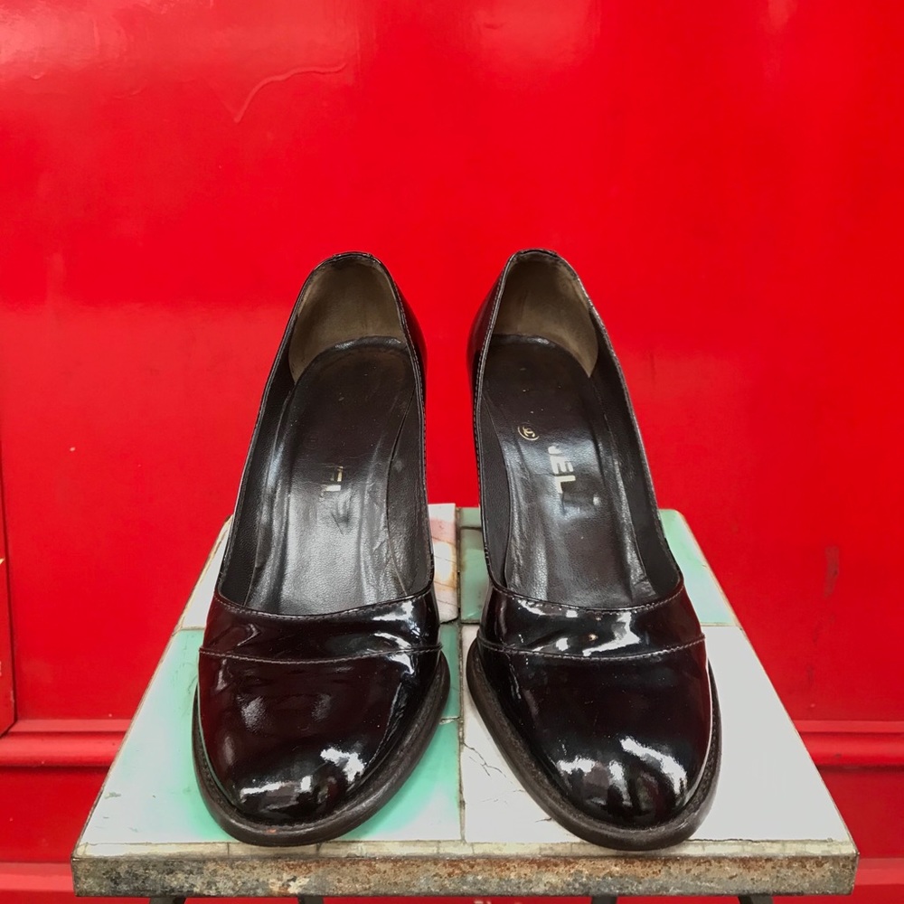 Patent Chanel pumps